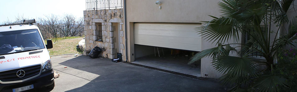 Porte de garage sectionnelle installée par l'entreprise Sud Est Fermeture